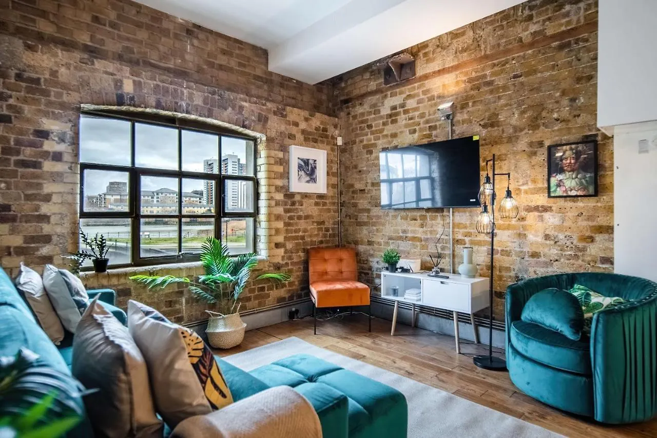 Livestay-Fabulous Three Bed Warehouse Conversion Apartment London