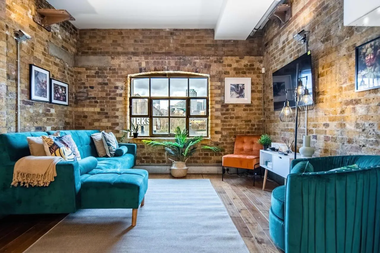 Livestay-Fabulous Three Bed Warehouse Conversion Apartment London