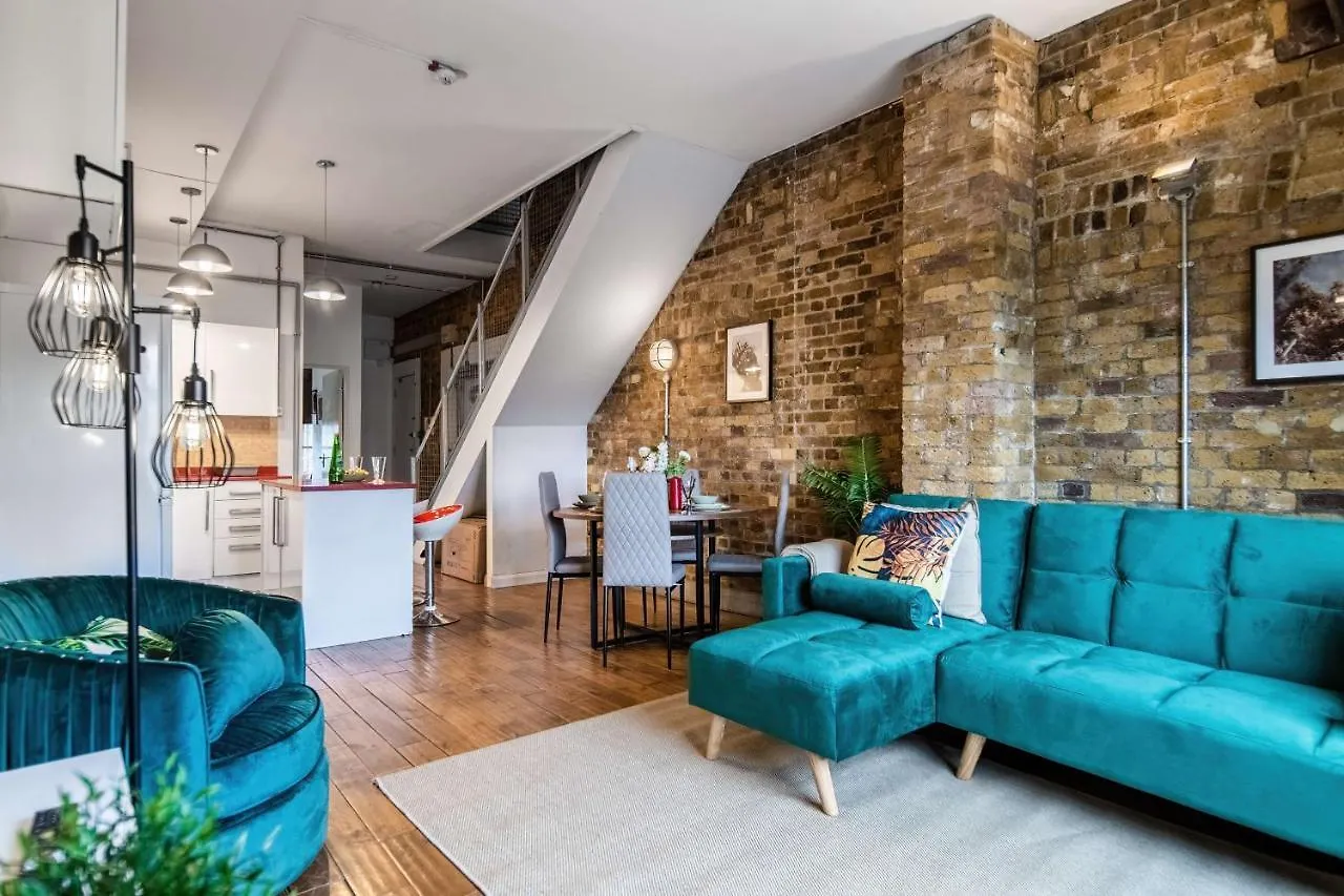 Livestay-Fabulous Three Bed Warehouse Conversion Apartment London