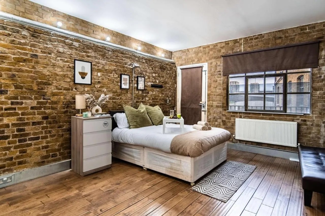 Livestay-Fabulous Three Bed Warehouse Conversion Apartment London