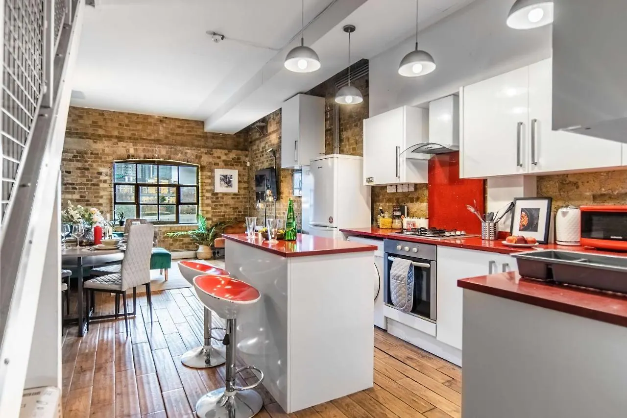 Livestay-Fabulous Three Bed Warehouse Conversion Apartment London