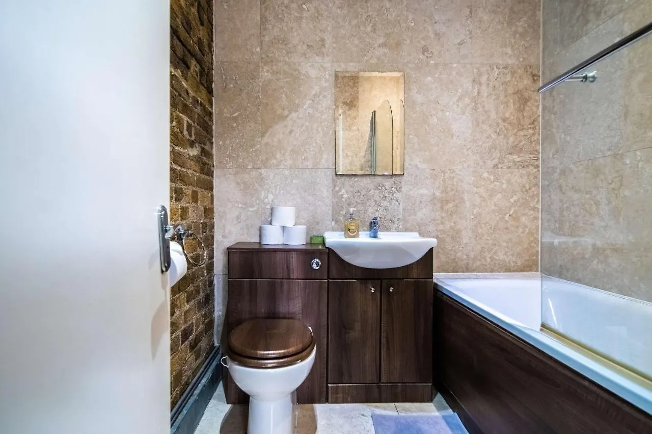 Livestay-Fabulous Three Bed Warehouse Conversion Apartment London