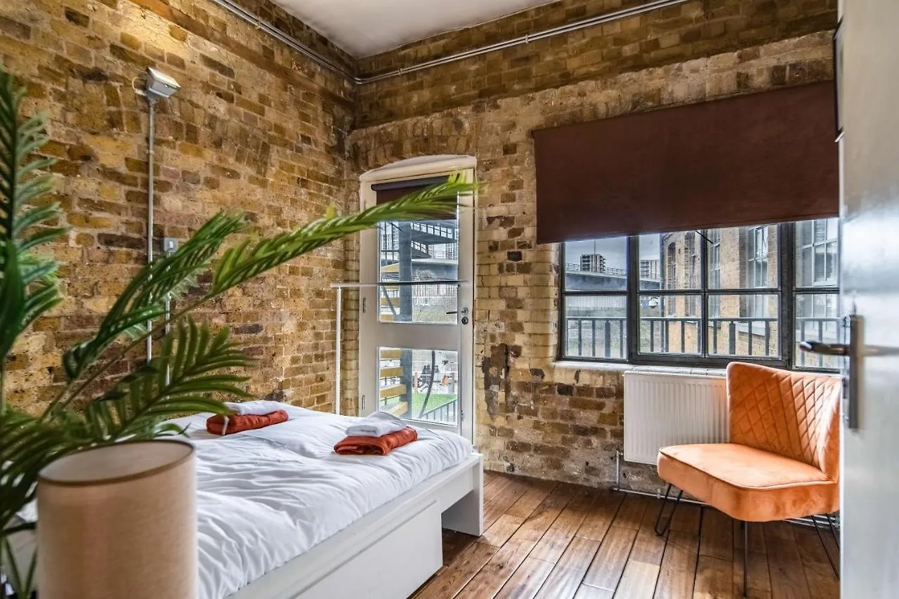 Livestay-Fabulous Three Bed Warehouse Conversion Apartment London