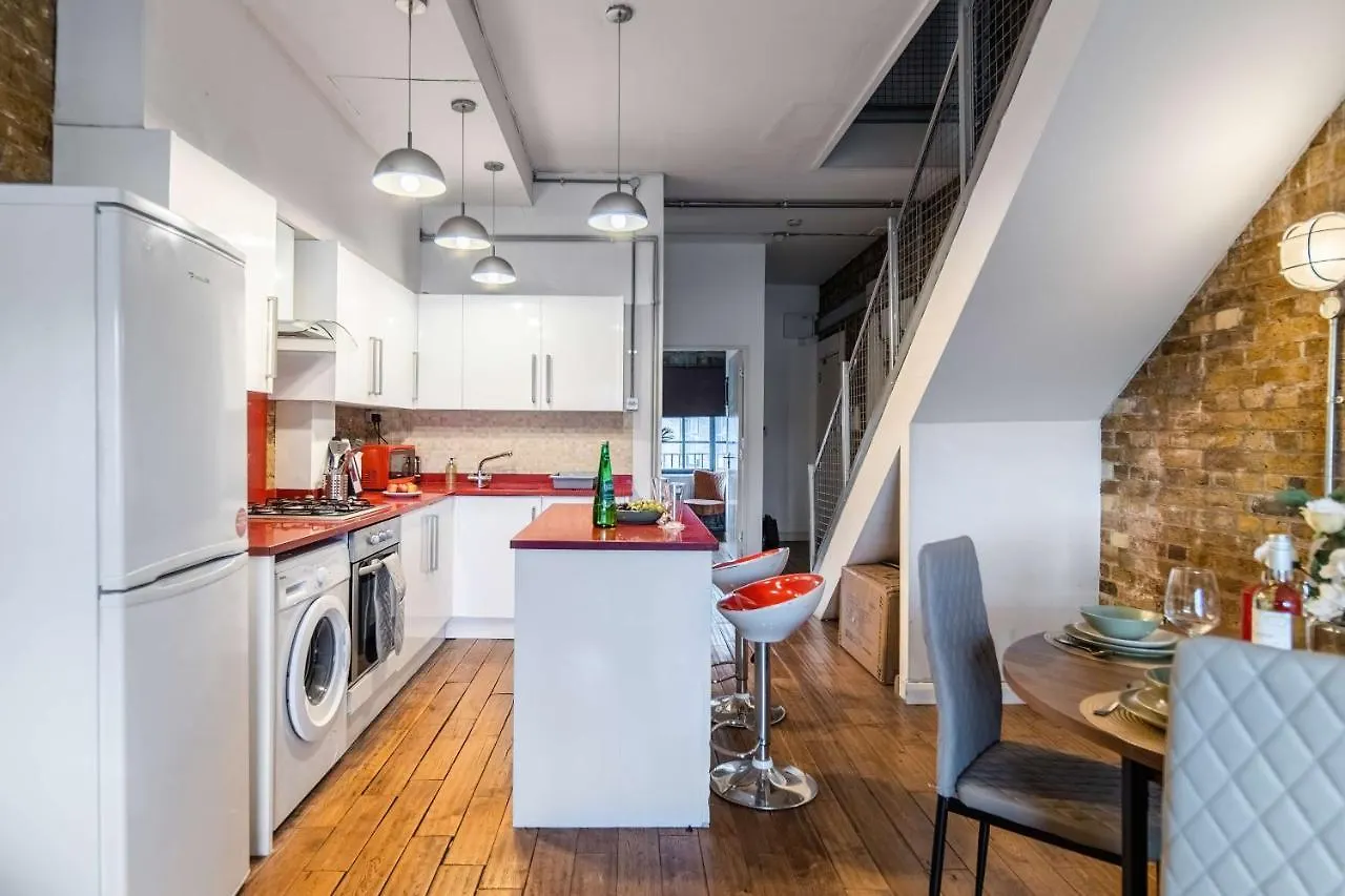 Livestay-Fabulous Three Bed Warehouse Conversion Apartment London