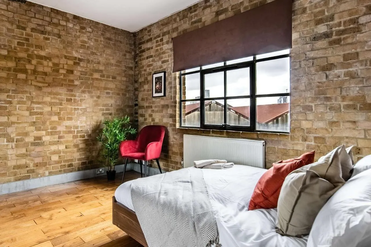 Livestay-Fabulous Three Bed Warehouse Conversion Apartment London