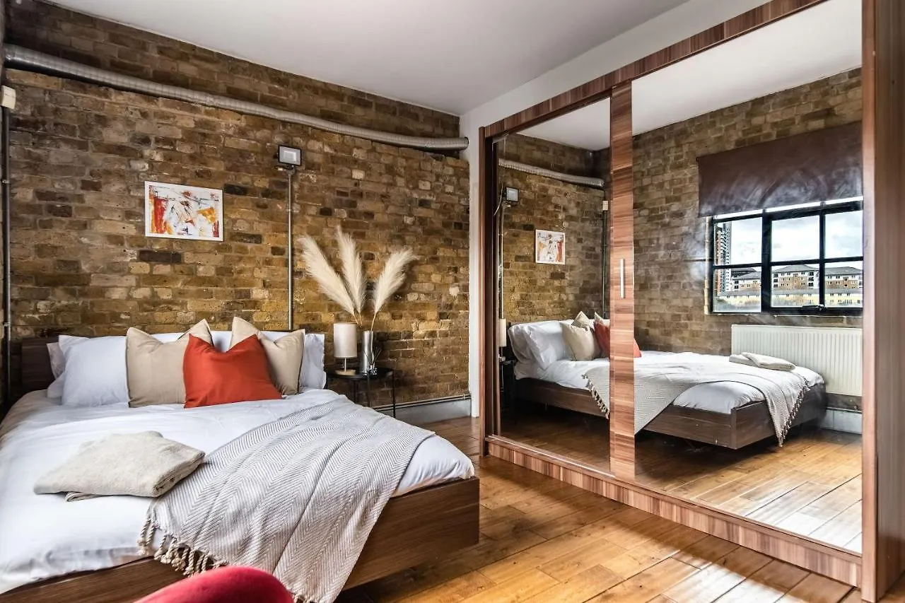 Livestay-Fabulous Three Bed Warehouse Conversion Apartment London United Kingdom