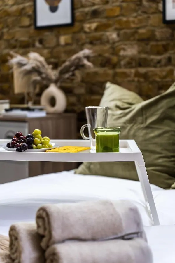 Livestay-Fabulous Three Bed Warehouse Conversion Apartment London
