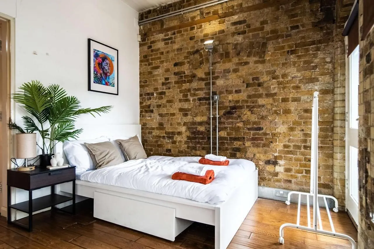 Livestay-Fabulous Three Bed Warehouse Conversion Apartment London 0*,