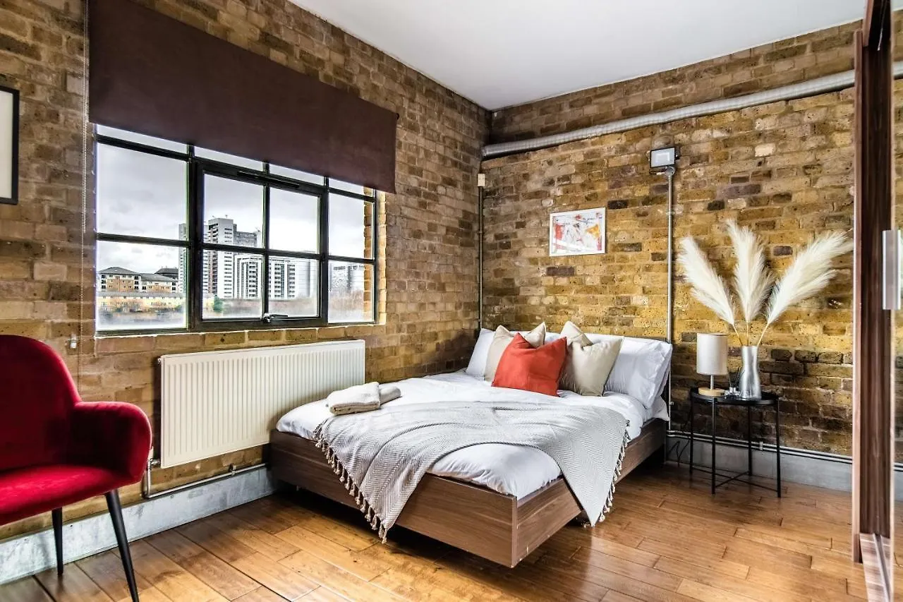 Livestay-Fabulous Three Bed Warehouse Conversion Apartment London