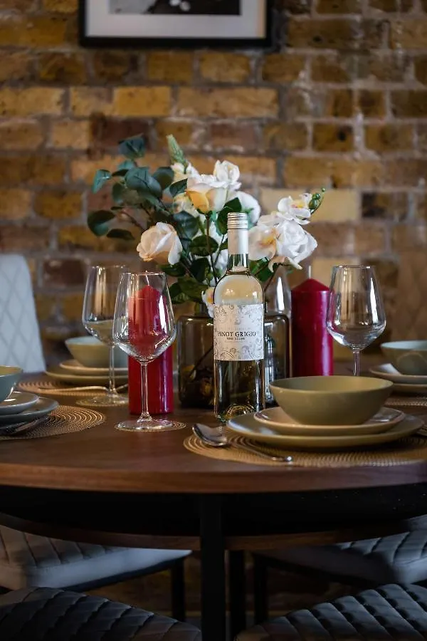 Livestay-Fabulous Three Bed Warehouse Conversion Apartment London