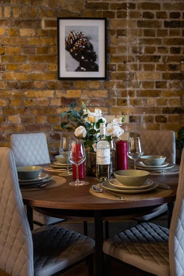 Livestay-Fabulous Three Bed Warehouse Conversion Apartment London