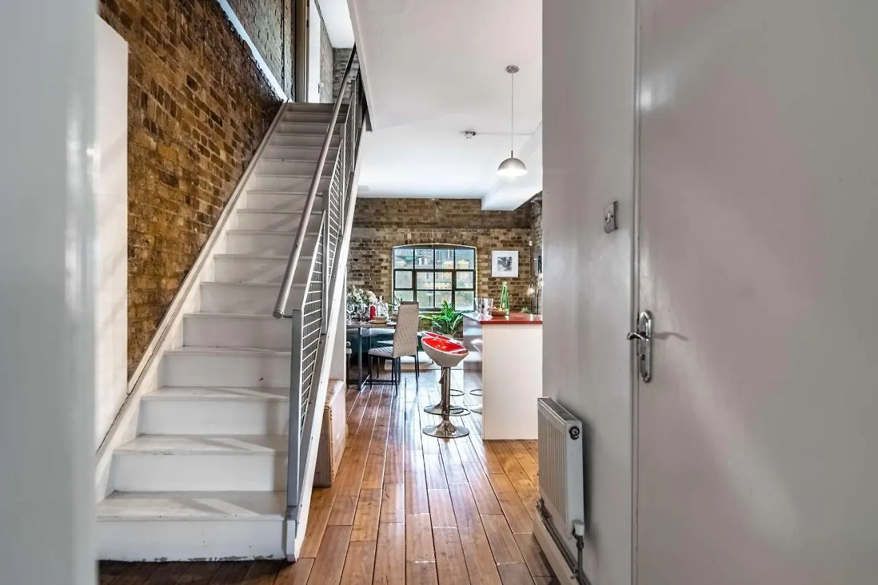 Livestay-Fabulous Three Bed Warehouse Conversion Apartment London United Kingdom