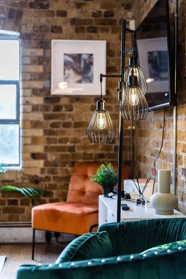 Livestay-Fabulous Three Bed Warehouse Conversion Apartment London