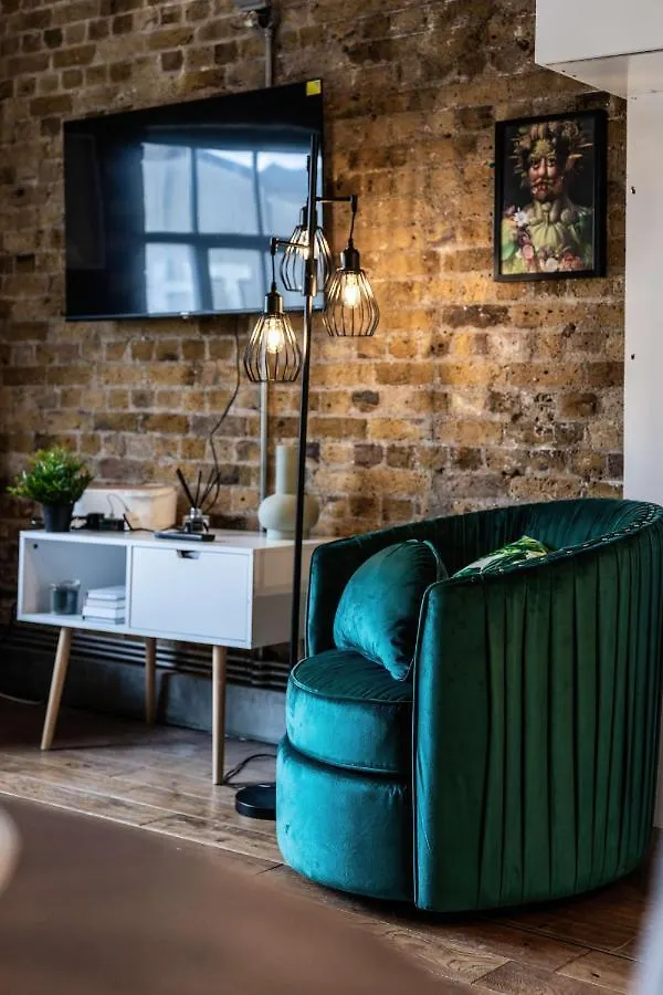 Livestay-Fabulous Three Bed Warehouse Conversion Apartment London