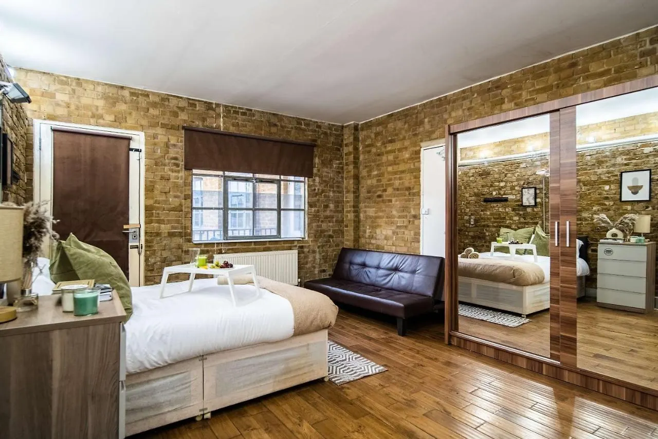 Livestay-Fabulous Three Bed Warehouse Conversion Apartment London