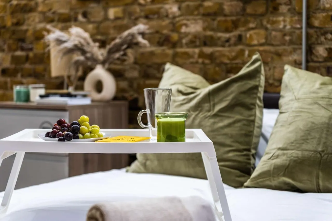 Livestay-Fabulous Three Bed Warehouse Conversion Apartment London