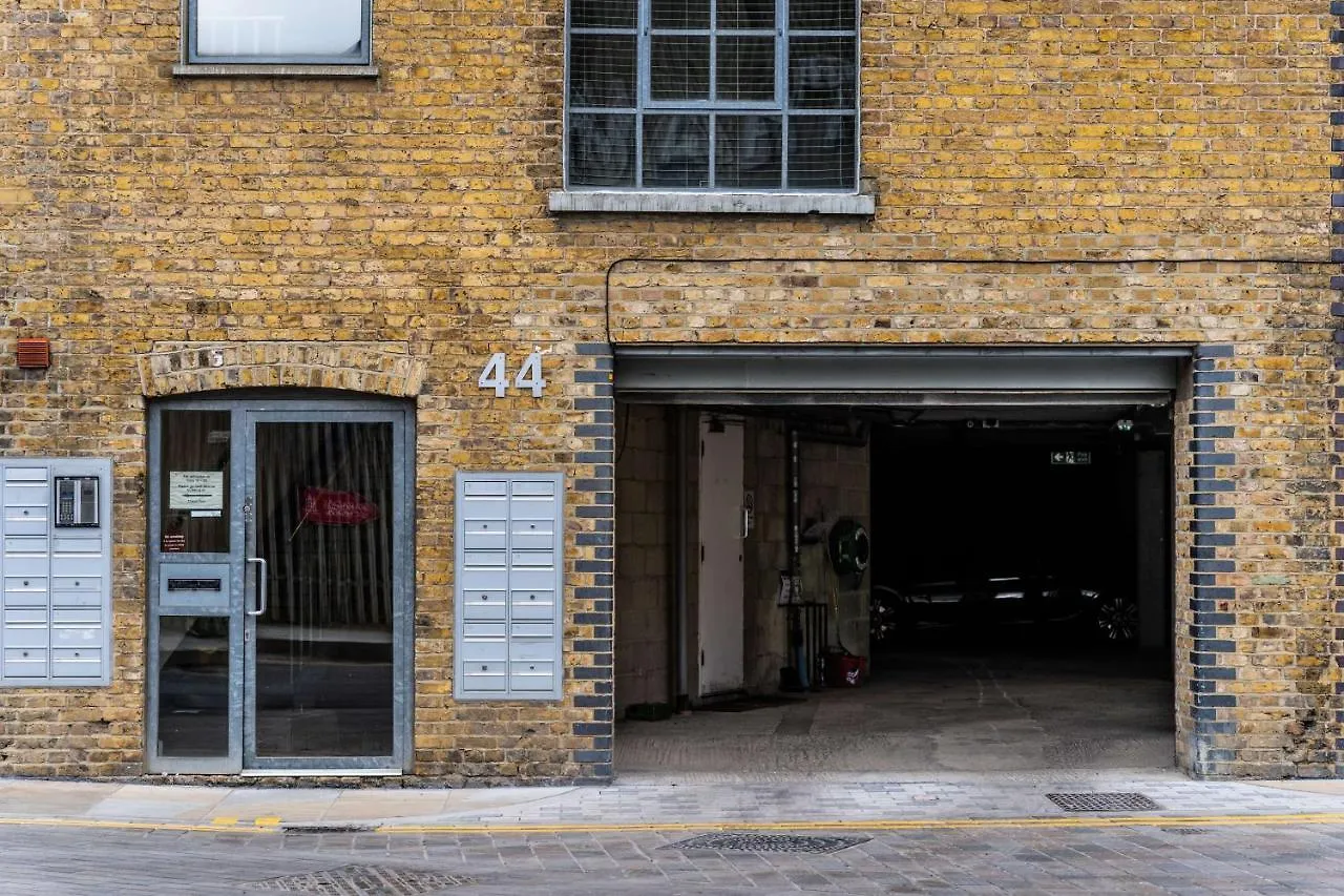 Livestay-Fabulous Three Bed Warehouse Conversion Apartment London